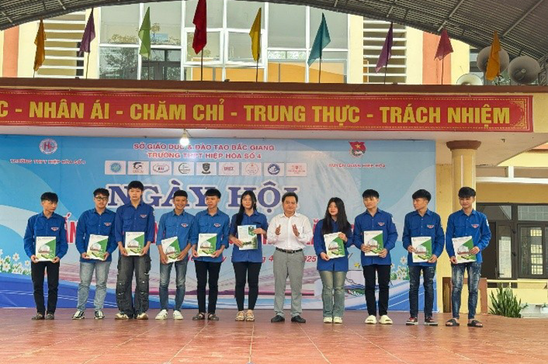 Chương trình tư vấn hướng nghiệp cho học sinh trường THPT Hiệp Hòa số 4