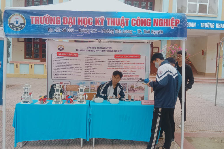 Một vài hình ảnh hoạt động tư vấn hướng nghiệp cho học sinh hằng năm