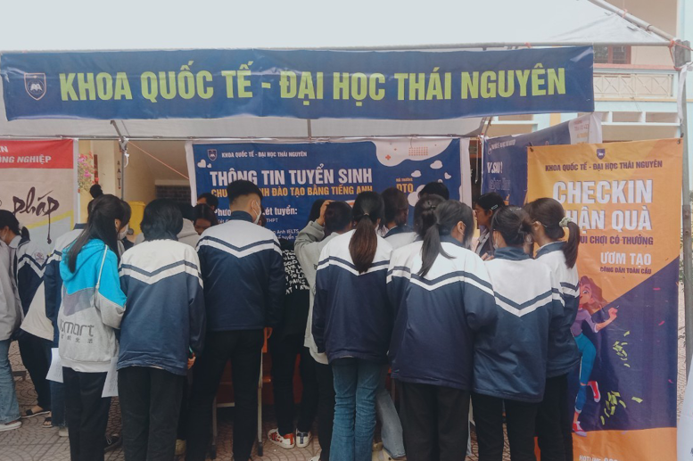 Một vài hình ảnh hoạt động tư vấn hướng nghiệp cho học sinh hằng năm