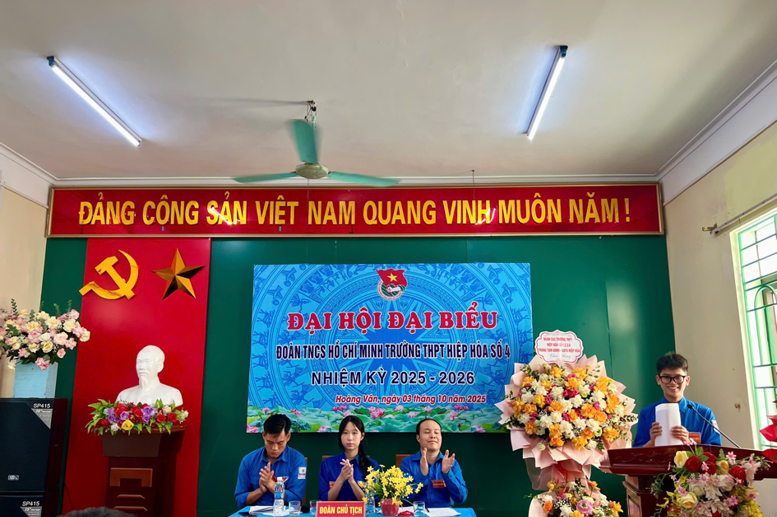 Đ/c Khổng Đức Minh Quân (12A1) trình bày tham luận