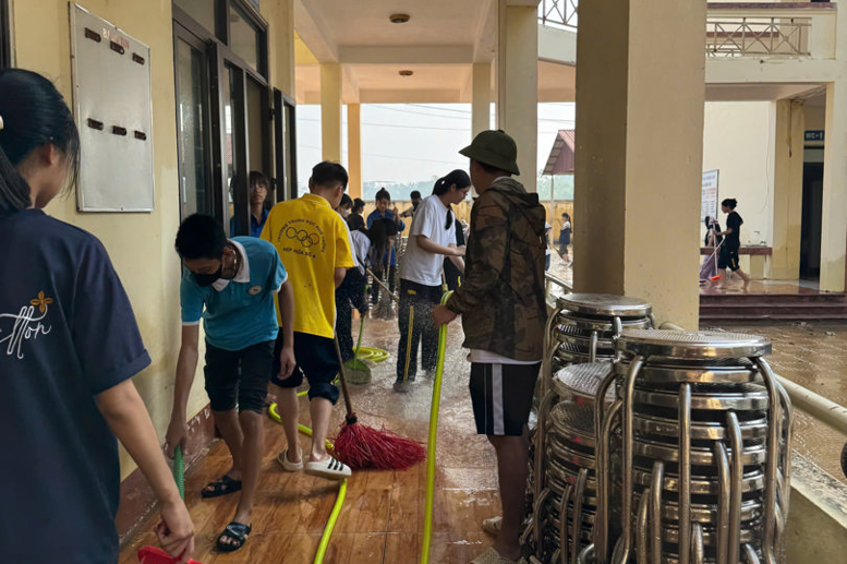 tháo cất tivi, dọn dẹp vệ sinh khu phòng học, nhà đa năng, khuôn viên trường