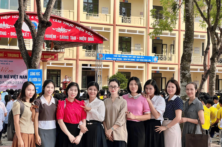 Các cô giáo chụp ảnh kỉ niệm tại buổi lễ