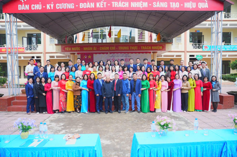 Tập thể CB-GV, NV nhà trường và đại biểu