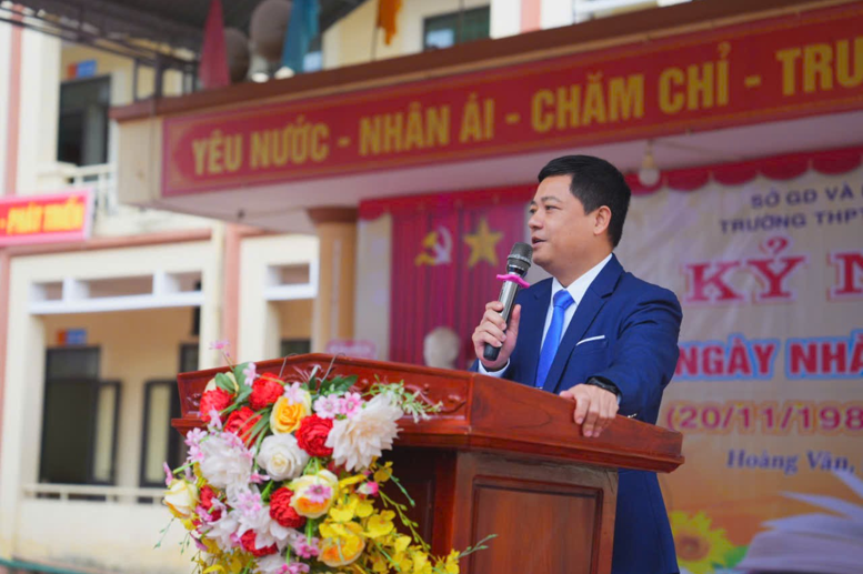 Thầy Nguyễn Đức Thiện- Hiệu trưởng nhà trường phát biểu tại buổi kỷ niệm