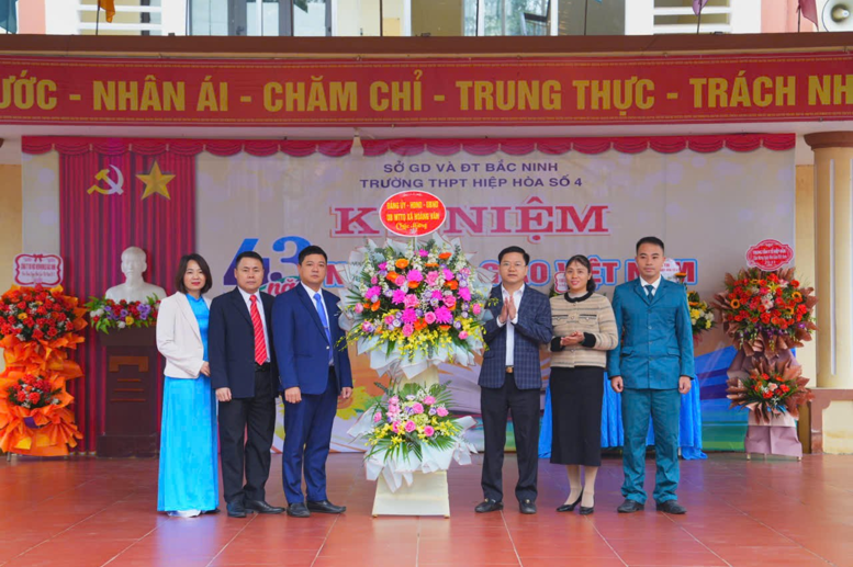 Đại diện Đảng ủy, UBND xã Hoàng Vân tặng hoa chúc mừng