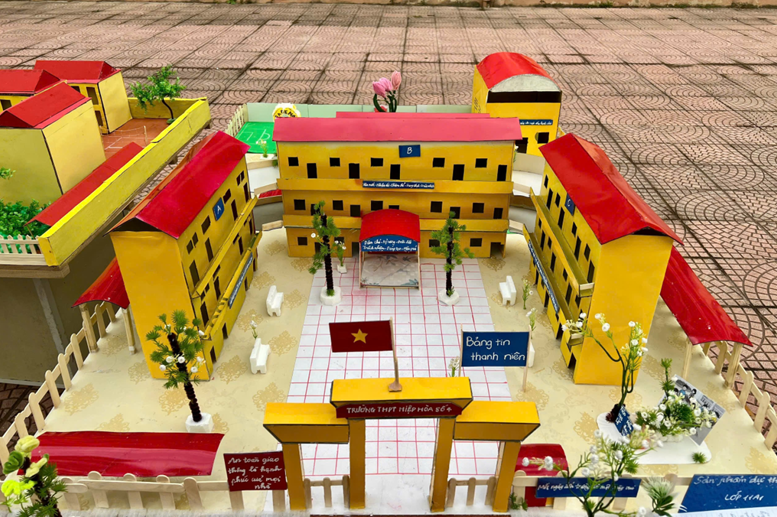 Hình ảnh mô hình trường học do tập thể lớp 11A1 trưng bày