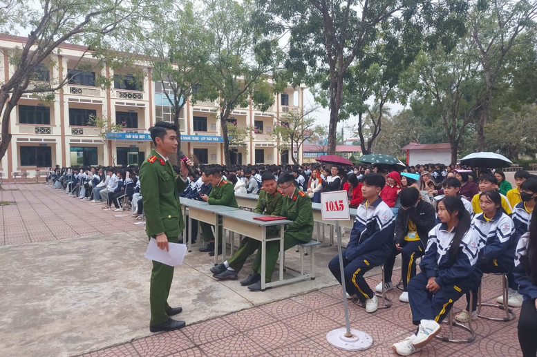 Đ/c Đại uý Dương Văn Quý tuyên truyền về vũ khí, vật liệu nổ, pháo nổ; PCCC và Cứu hộ cứu nạn