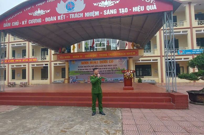 Đ/c Thượng uý Nguyễn Đức Trương tuyên truyền về bạo lực học đường, lừa đảo, bắt cóc online