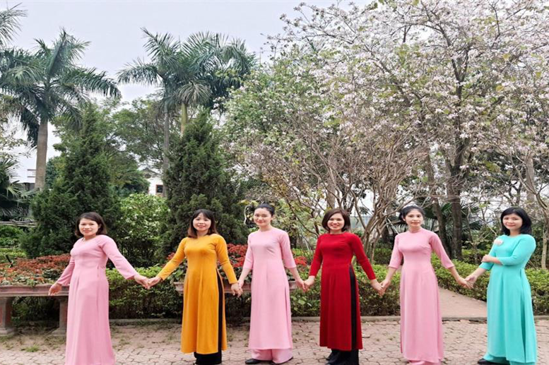 Các cô giáo trong tà áo dài truyền thống
