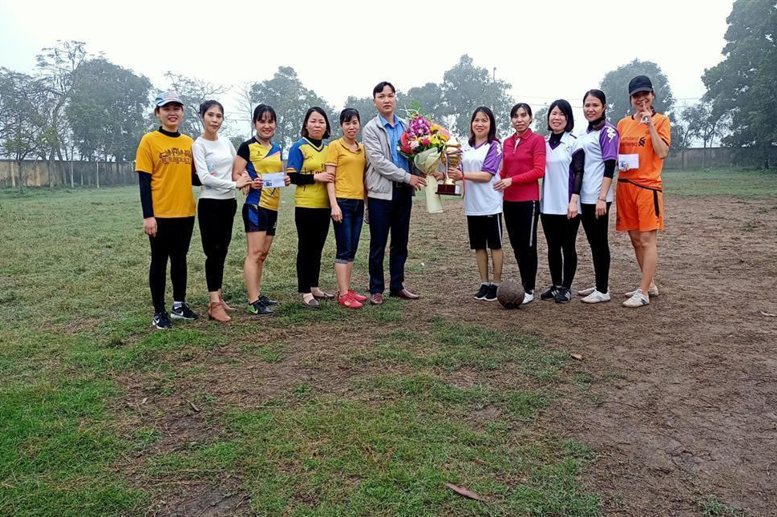 Thày Nguyễn Đức Thiệu tặng hoa chị em trong giải bóng đá nữ Hiệp Hòa 4