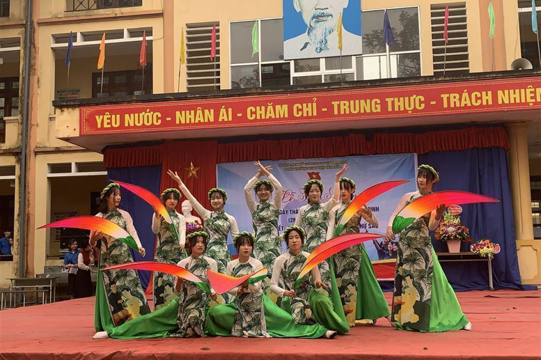 Văn nghệ chào mừng của học sinh