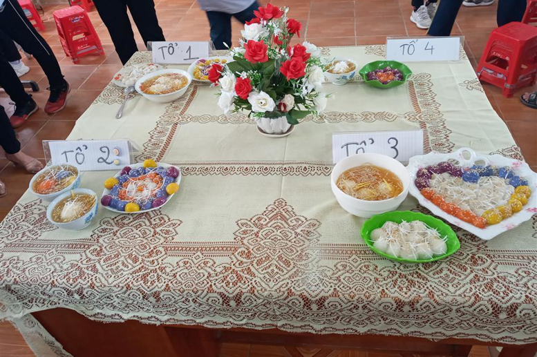 Học sinh thuyết trình làm bánh