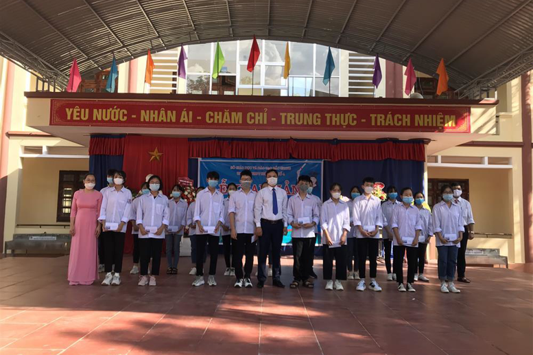 Khen thưởng học sinh khối 10 có thành tích cao trong kỳ thi Tuyển sinh