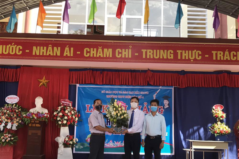 Đại diện Hội phụ huynh học sinh chúc mừng năm học mới